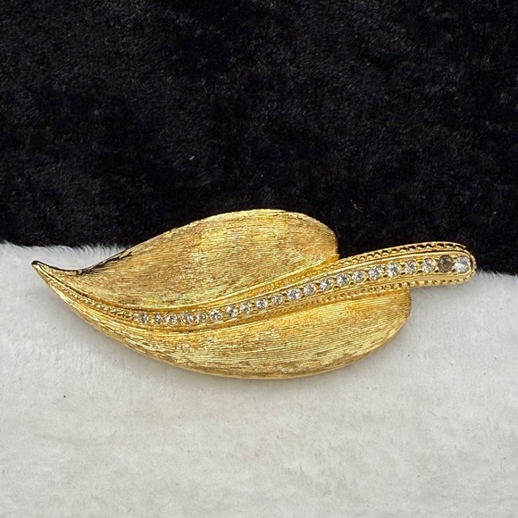 Dior Jewelry - Vintage Christian Dior Brooch Leaf Gold Tone READ